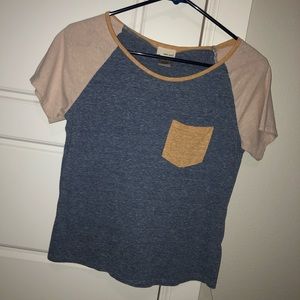 crop shirt/shorter t-shirt